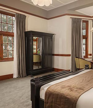 grand-hotel-Deluxe-room-1-300x350