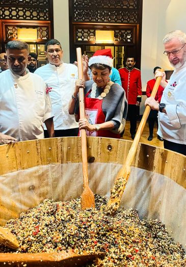 365X522 cake mixing